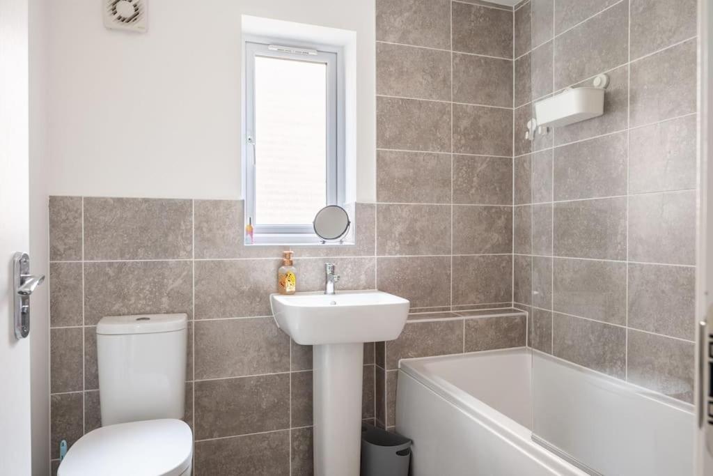 Cosy 3 Bed Near Beaches, Cardiff & Brecon Beacons Coity Экстерьер фото